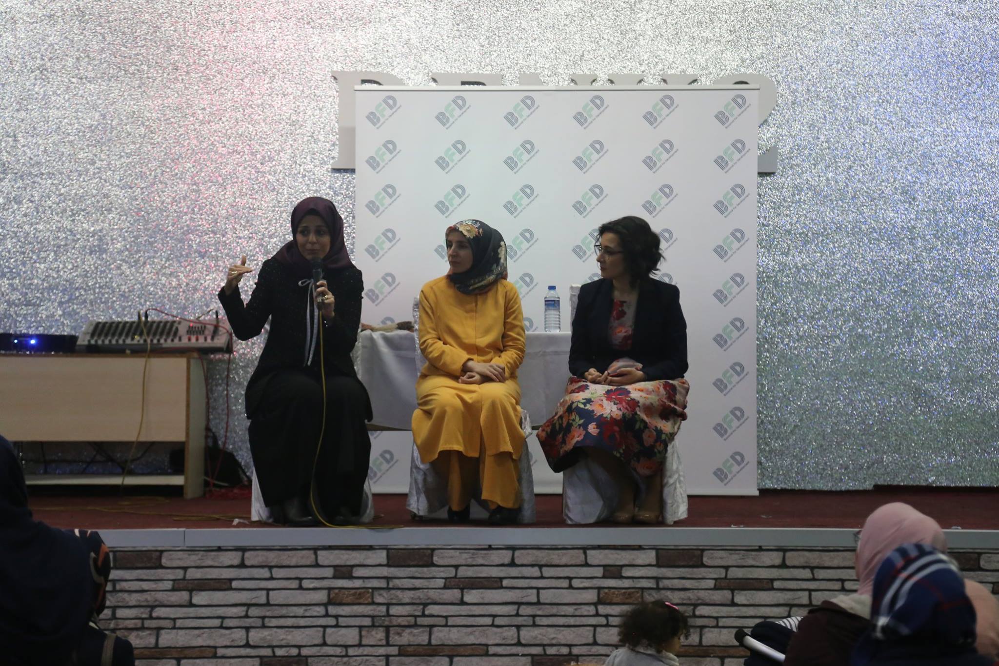 Child education and raising influencers presenting a lecture to syrian mothers in Istanbul